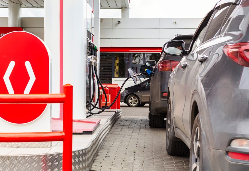 sentry-pods-people-in-cars-waiting-to-fill-up-vehicles